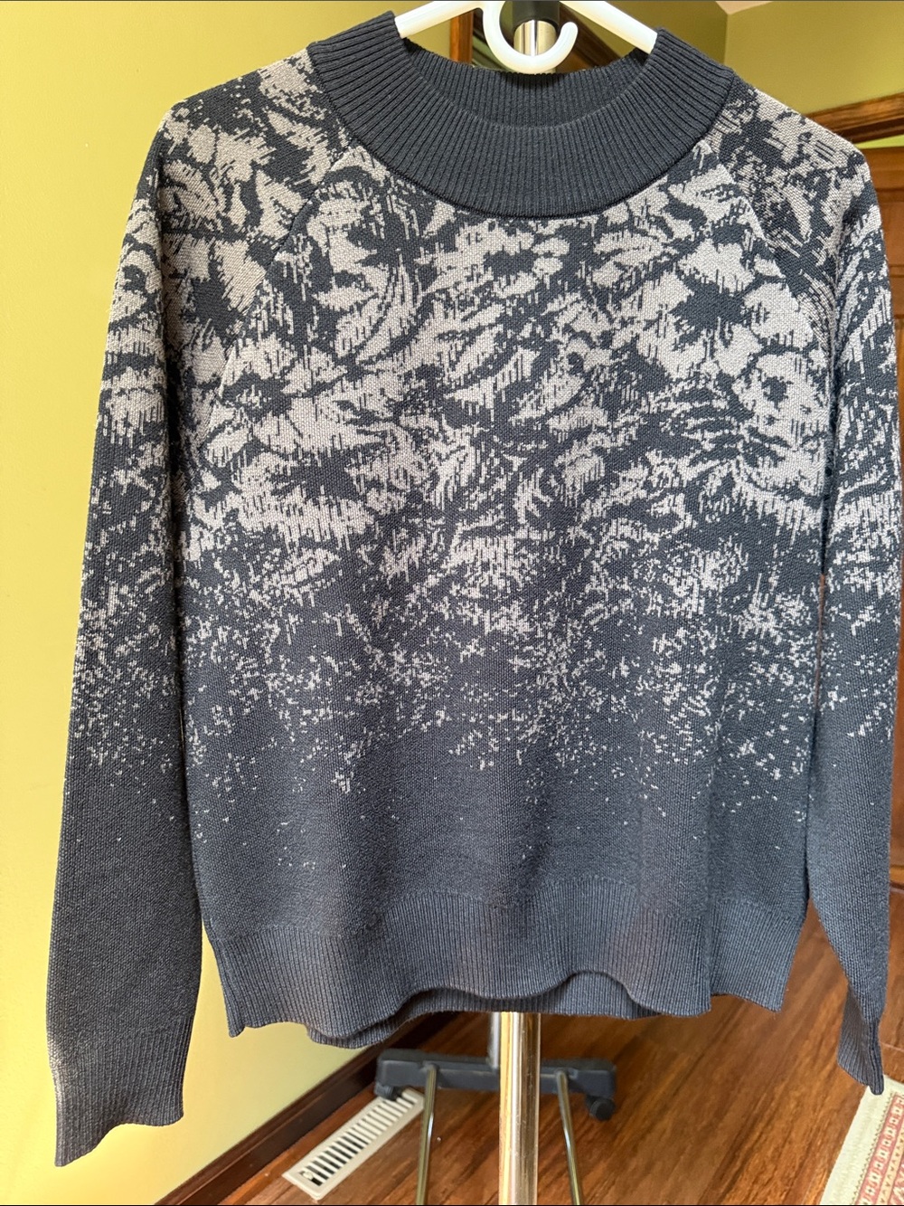 Athleta Navy and Light Gray Patterned Crewneck Sweater